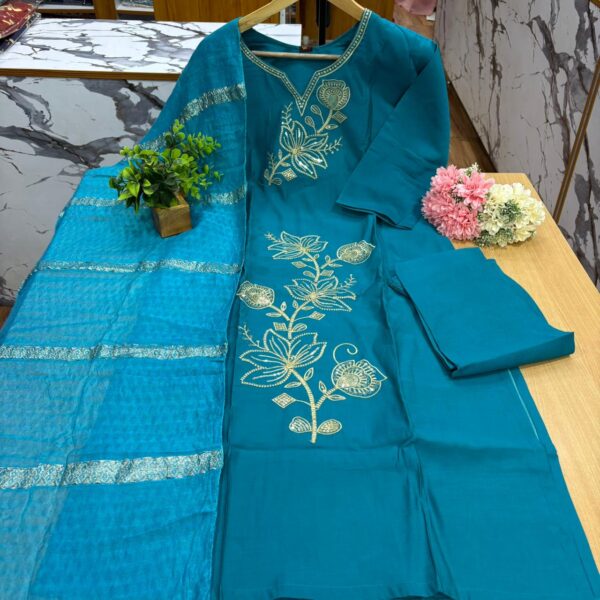 Roman set ( Kurti, Pant and Dupatta )- RS004